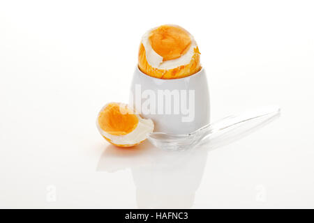 Gekochtes Frühstück Osterei in einen Eierbecher mit Ei Löffel Stockfoto