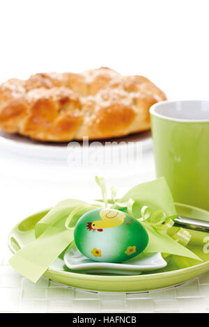 Ostern Tischdekoration mit Hefekranz Laugenzopf Stockfoto