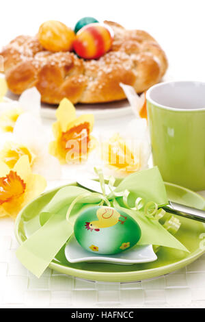 Ostern Tischdekoration mit Hefekranz Laugenzopf Stockfoto