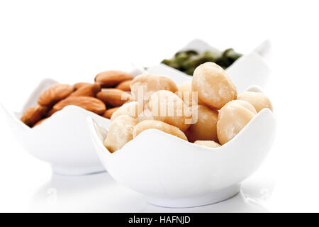 Sortierte Muttern in Porzellanschalen, Macadamia Kerne, Pistazienkerne und Mandel-Kernel Stockfoto