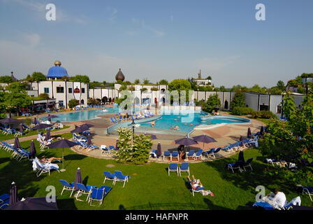 Schwimmbad im Rogner Therme und Hotel, entworfen von Friedensreich Hundertwasser in Bad Blumau, Österreich, Europa Stockfoto