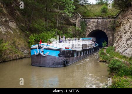 DER CANAL DU MIDI, FLIEßT ENTLANG GESCHICHTE, LANGUEDOC ROUSSILLON MIDI-PYRENÄEN Stockfoto