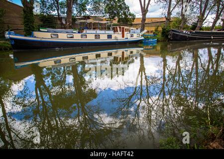 DER CANAL DU MIDI, FLIEßT ENTLANG GESCHICHTE, LANGUEDOC ROUSSILLON MIDI-PYRENÄEN Stockfoto