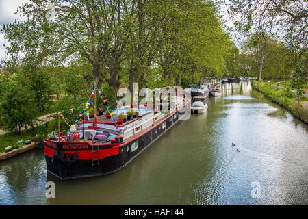 DER CANAL DU MIDI, FLIEßT ENTLANG GESCHICHTE, LANGUEDOC ROUSSILLON MIDI-PYRENÄEN Stockfoto