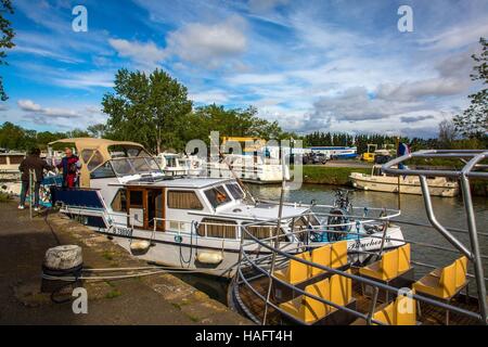 DER CANAL DU MIDI, FLIEßT ENTLANG GESCHICHTE, LANGUEDOC ROUSSILLON MIDI-PYRENÄEN Stockfoto