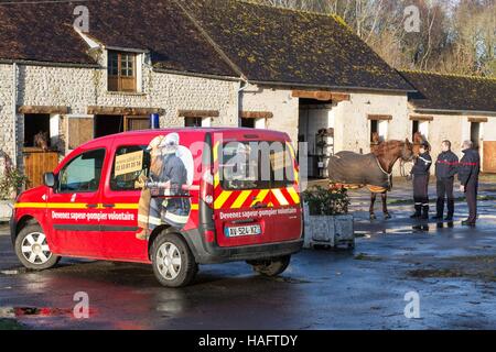 FREIWILLIGE FEUERWEHR AUF DEM LANDE, FRANKREICH Stockfoto