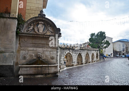 12. Jahrhundert gotische Aquädukt in Sulmona, l ' Aquila, Abruzzo, Italien Stockfoto