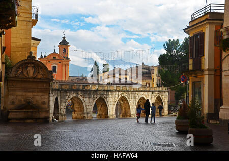 12. Jahrhundert gotische Aquädukt in Sulmona, l ' Aquila, Abruzzo, Italien Stockfoto