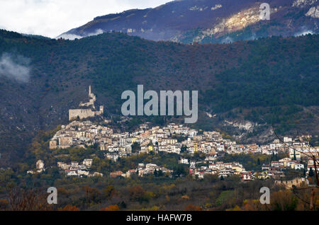 Das mittelalterliche Dorf Roccacasale in l ' Aquila, Abruzzo, Italien Stockfoto