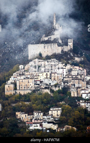 Das mittelalterliche Dorf Roccacasale in l ' Aquila, Abruzzo, Italien Stockfoto