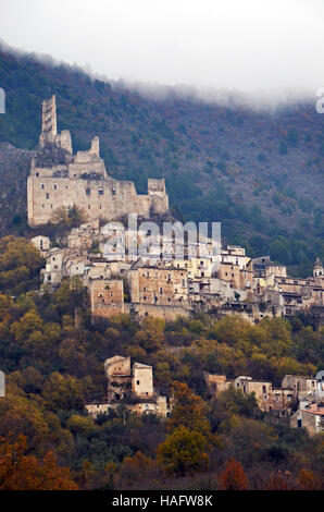 Das mittelalterliche Dorf Roccacasale in l ' Aquila, Abruzzo, Italien Stockfoto