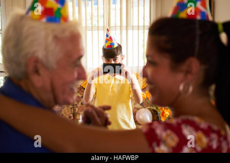 Familie senior woman Geburtstag im Altenheim. Patienten mit Tochter im Krankenhaus und Kind nehmen Foto tanzen. Stockfoto