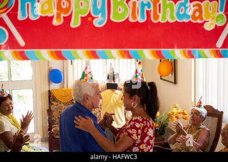 Familie senior woman Geburtstag im Hospiz. Patienten mit Tochter im Krankenhaus und Kind nehmen Foto tanzen. Stockfoto