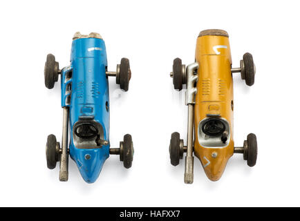 Blick von oben auf zwei Modell Vintage Spielzeug Rennwagen in gelb und blau auf weiß isoliert nebeneinander Stockfoto