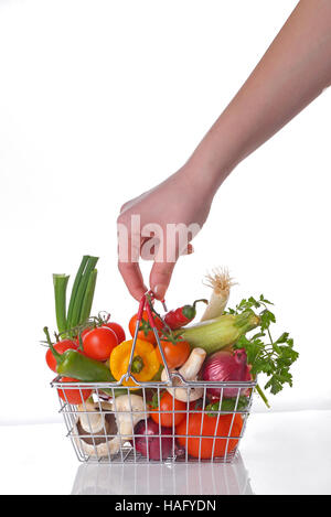 Hand mit Draht Einkaufswagen voll mit frischem Gemüse Stockfoto