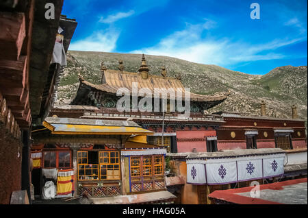 Traditionelle Gebäude auf dem Gelände des tibetischen Klosters in Shigatse in Zentral-Tibet Stockfoto