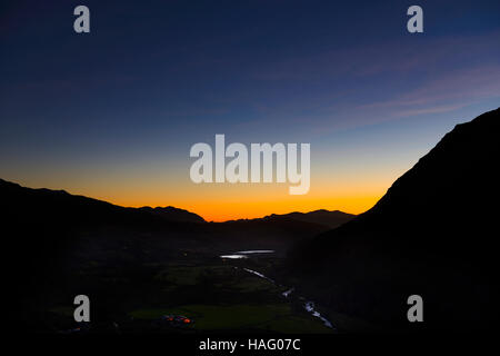 Sonnenuntergang über Nant Gwynant in Snowdonia, Nordwales. Stockfoto