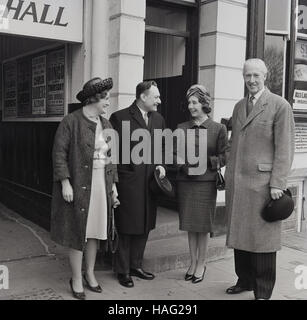 1965, historische, britischer konservativer Politiker Enoch Powell mit seiner Frau stehen außerhalb der Borough-Aula, Aylesbury, die eine Partei Rede dort machte. Stockfoto