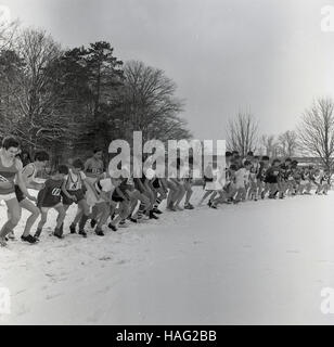 1965, historische, winter, Zeit und auf schneebedeckten Boden eine Gruppe von jungen Läufer, viele in ärmellose Oberteile, Line-up für den Beginn der laufenden Langlaufrennen. Stockfoto