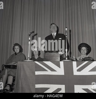 1965, historische, Redebeitrag der britische Politiker Enoch Powell, mit seiner Frau neben ihm, im Borough Montagehalle, Aylesbury, Bucks, England. Stockfoto