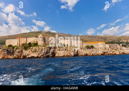 Die Mauern von Dubrovnik, steinerne Mauern umgeben alte Stadt Dubrovnik, Kroatien. Stockfoto