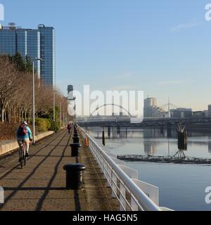 Blick in Richtung Stadtzentrum von Glasgow auf dem Fluss Clyde Gehweg, Schottland, Vereinigtes Königreich Stockfoto