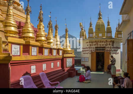 Mount Popa ist ein erloschener Vulkan 1518 m (4981 Fuß) über dem Meeresspiegel, befindet sich im zentralen Birma (Myanmar) im Bereich von Pegu. Stockfoto