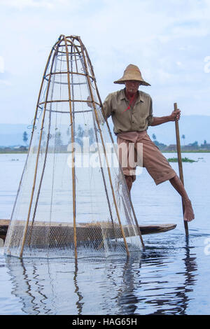 Ein Bein Rudern Fischer am Inle-See im Shan-Staat in Myanmar (Burma) Stockfoto
