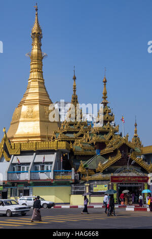 Die Sule-Pagode ist eine burmesische Stupa befindet sich im Herzen der Innenstadt von Yangon (Rangoon), in Myanmar (Burma). Stockfoto