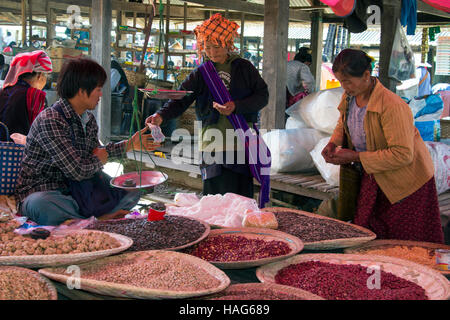 Ein birmanischen Mann verkauft Gewürze auf einem Marktstand in einem Dorf in der Nähe von Inle-See in Shan State in Myanmar (Burma). Stockfoto