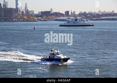 New York, Vereinigte Staaten von Amerika - 18. November 2016: A New York City Police Department Boot patrouillieren im East River Stockfoto