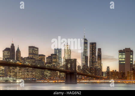 Skyline von Lower Manhattan und Brooklyn Bridge bei Sonnenuntergang Stockfoto