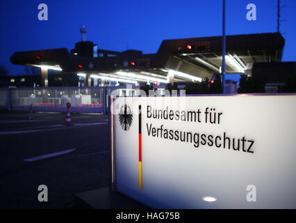 Datei - Datei Bild datiert 4. Februar 2014 zeigt das Bundesamt Fuer Verfassungsschutz (Bundesamt für den Verfassungsschutz) in Köln. Foto: Oliver Berg/dpa Stockfoto