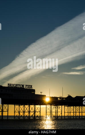 Brighton, England, Vereinigtes Königreich. 30. November 2016. Brighton, East Sussex. 30. November 2016. UK-Wetter: Einfrieren Kaltstart mit schönen klaren Himmel in Brighton. Gestern Abend war die kälteste Nacht der Herbst so weit mit minus 3 Grad Celsius bei Sonnenaufgang aufgezeichnet. Wetter dürfte klar und kalt, mit mäßigen Frost über Nacht bleiben. Bildnachweis: Francesca Moore/Brighton Quelle/Alamy Live-Nachrichten Stockfoto