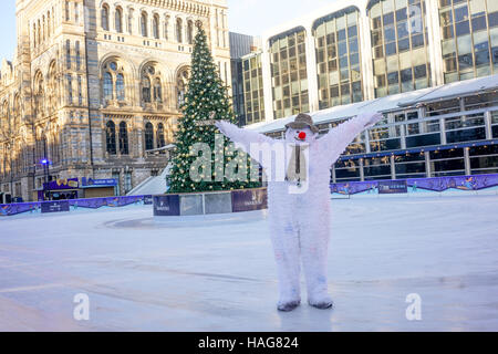 London, UK. 30. November 2016. Die kälteste Woche des Jahres übernimmt The Snowman, das Eis auf der Eisbahn Natural History Museum. Die Show ist derzeit auf im Peacock Theatre am 30. November 2016, London, UK. Bildnachweis: Siehe Li/Alamy Live News Stockfoto