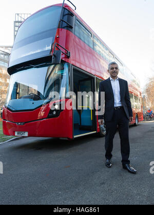 London, UK. 30. November 2016. Bürgermeister von London, Sadiq Khan präsentiert die weltweit erste Wasserstoff-Doppeldecker-Bus vor dem Rathaus, vor dem internationalen Zero Emission Bus Konferenz und Gipfel. Bildnachweis: SANDRA ROWSE/Alamy Live-Nachrichten Stockfoto