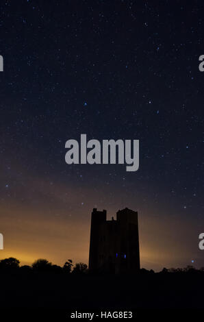 Orford Castle, Woodbridge. England UK. In der Nacht unter einem neuen Mond fotografiert. Unter dem klaren Sternenhimmel und Neumond die Stars mehr sichtbar. Leider sind die negativen Auswirkungen der Lichtverschmutzung können von der Straße fahren Sie nach links in den frühen Stunden des Morgens, obwohl Sie eine halbe Meile oder mehr Weg gesehen werden. Stockfoto