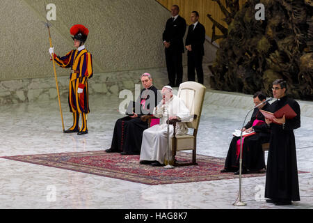 Vatikanstadt, Vatikan. 30. November 2016. Papst Francis führt seine wöchentliche Generalaudienz in der Aula Paul VI in der Vatikanstadt, Vatikan. Am Ende seiner Generalaudienz begrüßt Papst Francis die Kirche von Konstantinopel und der "Geliebte Patriarch Bartholomaios" anlässlich des Festes des Apostle St. Andreas. Bildnachweis: Giuseppe Ciccia/Alamy Live-Nachrichten Stockfoto