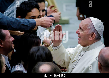 Vatikanstadt, Vatikan. 30. November 2016. Papst Francis führt seine wöchentliche Generalaudienz in der Aula Paul VI in der Vatikanstadt, Vatikan. Am Ende seiner Generalaudienz begrüßt Papst Francis die Kirche von Konstantinopel und der "Geliebte Patriarch Bartholomaios" anlässlich des Festes des Apostle St. Andreas. Bildnachweis: Giuseppe Ciccia/Alamy Live-Nachrichten Stockfoto