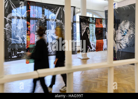 Besucher der Vorbesichtigung der Kunst Schule Burg Giebichenstein Galerie gehen vorbei an der Arbeit "State of Control" von Thomas Kilpper in Halle, Deutschland, 30. November 2016. Die Schule Kunstgalerie präsentiert Arbeiten von Studenten aus sieben Kunstschulen unter dem Titel "Pro Und Kontra" (lit.) "Pro und Contra") aus dem 1. Dezember 2016 an der 12. Januar 2017. Die Ausstellung zeigt die Art, wie junge Künstler mit umstrittenen gesellschaftlichen Themen wie Asyl Crisís, Umweltschutz und Klimawandel befassen. Foto: Hendrik Schmidt/Dpa-Zentralbild/dpa Stockfoto