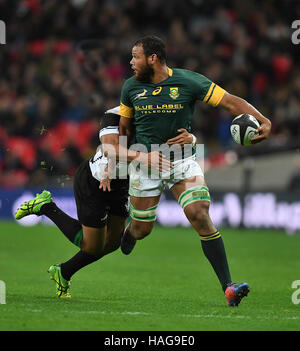 London, UK, 5. November 2016. Nizaam Carr bricht Tackle während Barbaren V Südafrika Killik-Cup-Spiel im Wembley-Stadion Stockfoto