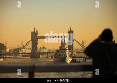 London, UK. 30. November 2016. Ein Mann nehmen ein Foto von Tower Bridge an einem kalten, aber sonnigen Tag. Bildnachweis: Dinendra Haria/Alamy Live-Nachrichten Stockfoto