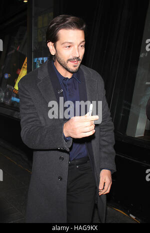 New York, USA. 30. November 2016. Diego Luna bei Good Morning America Förderung seines neuen Films, ein Schelm: A Star Wars Story in New York City am 30. November 2016. Bildnachweis: RW/MediaPunch Credit: MediaPunch Inc/Alamy Live-Nachrichten Stockfoto