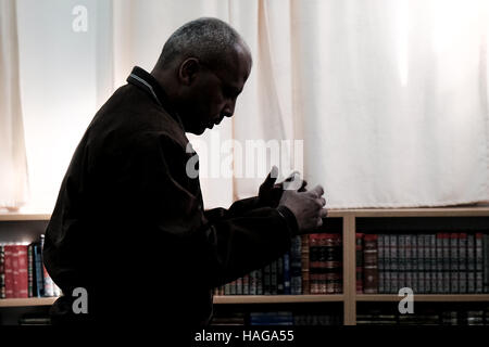 Jerusalem, Israel. 30. November 2016. Ein muslimischer Mann betet in der Al-Rahman-Moschee im Dorf Bet Safafa. Die israelische Regierung vorgeschlagene Gesetzgebung Verbot von religiösen Institutionen hindern, Outdoor-Lautsprecher, genannt die "Muazzin Bill", wie in der muslimischen Aufruf zum Gebet die 5 Mal am Tag auftritt. Die Rechnung, beschriftet eine Bedrohung für die muslimischen Gemeinden und einen Umzug von der israelischen Regierung zum Herunterfahren Moscheen, soll eine vorläufige Abstimmung kommen. Bildnachweis: Nir Alon/Alamy Live-Nachrichten Stockfoto