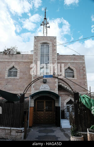 Jerusalem, Israel. 30. November 2016. Lautsprecher sind am Mast auf einem der fünf Moscheen im Dorf Bet Safafa, eingebettet zwischen eng benachbarten jüdischen Gemeinden auf dem Dach installiert. Die israelische Regierung vorgeschlagene Gesetzgebung Verbot von religiösen Institutionen hindern, Outdoor-Lautsprecher, genannt die "Muazzin Bill", wie in der muslimischen Aufruf zum Gebet die 5 Mal am Tag auftritt. Die Rechnung, beschriftet eine Bedrohung für die muslimischen Gemeinden und einen Umzug von der israelischen Regierung zum Herunterfahren Moscheen, soll eine vorläufige Abstimmung kommen. Bildnachweis: Nir Alon/Alamy Live-Nachrichten Stockfoto