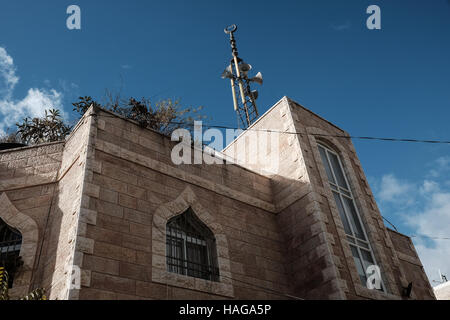 Jerusalem, Israel. 30. November 2016. Lautsprecher sind am Mast auf einem der fünf Moscheen im Dorf Bet Safafa, eingebettet zwischen eng benachbarten jüdischen Gemeinden auf dem Dach installiert. Die israelische Regierung vorgeschlagene Gesetzgebung Verbot von religiösen Institutionen hindern, Outdoor-Lautsprecher, genannt die "Muazzin Bill", wie in der muslimischen Aufruf zum Gebet die 5 Mal am Tag auftritt. Die Rechnung, beschriftet eine Bedrohung für die muslimischen Gemeinden und einen Umzug von der israelischen Regierung zum Herunterfahren Moscheen, soll eine vorläufige Abstimmung kommen. Bildnachweis: Nir Alon/Alamy Live-Nachrichten Stockfoto