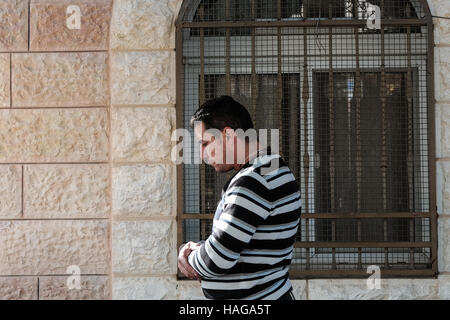 Jerusalem, Israel. 30. November 2016. Ein muslimischer Mann betet vor einer der fünf Moscheen im Dorf Bet Safafa. Die israelische Regierung vorgeschlagene Gesetzgebung Verbot von religiösen Institutionen hindern, Outdoor-Lautsprecher, genannt die "Muazzin Bill", wie in der muslimischen Aufruf zum Gebet die 5 Mal am Tag auftritt. Die Rechnung, beschriftet eine Bedrohung für die muslimischen Gemeinden und einen Umzug von der israelischen Regierung zum Herunterfahren Moscheen, soll eine vorläufige Abstimmung kommen. Bildnachweis: Nir Alon/Alamy Live-Nachrichten Stockfoto