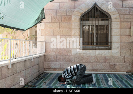 Jerusalem, Israel. 30. November 2016. Ein muslimischer Mann betet vor einer der fünf Moscheen im Dorf Bet Safafa. Die israelische Regierung vorgeschlagene Gesetzgebung Verbot von religiösen Institutionen hindern, Outdoor-Lautsprecher, genannt die "Muazzin Bill", wie in der muslimischen Aufruf zum Gebet die 5 Mal am Tag auftritt. Die Rechnung, beschriftet eine Bedrohung für die muslimischen Gemeinden und einen Umzug von der israelischen Regierung zum Herunterfahren Moscheen, soll eine vorläufige Abstimmung kommen. Bildnachweis: Nir Alon/Alamy Live-Nachrichten Stockfoto