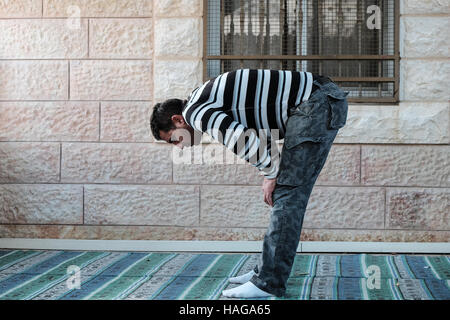 Jerusalem, Israel. 30. November 2016. Ein muslimischer Mann betet vor einer der fünf Moscheen im Dorf Bet Safafa. Die israelische Regierung vorgeschlagene Gesetzgebung Verbot von religiösen Institutionen hindern, Outdoor-Lautsprecher, genannt die "Muazzin Bill", wie in der muslimischen Aufruf zum Gebet die 5 Mal am Tag auftritt. Die Rechnung, beschriftet eine Bedrohung für die muslimischen Gemeinden und einen Umzug von der israelischen Regierung zum Herunterfahren Moscheen, soll eine vorläufige Abstimmung kommen. Bildnachweis: Nir Alon/Alamy Live-Nachrichten Stockfoto