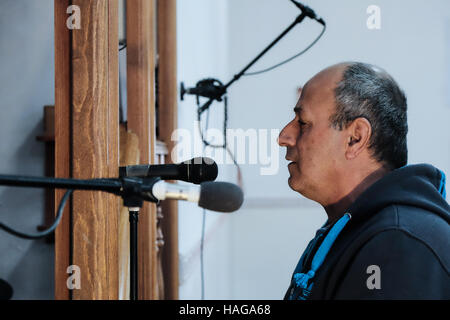 Jerusalem, Israel. 30. November 2016. TAWFIK ELAYAN, Muazzin der Al-Rahman Moschee im Dorf Bet Safafa, führt die "ElAzzan", rufen zum Gebet, durch eine solide Verstärkeranlage. Die israelische Regierung vorgeschlagene Gesetzgebung Verbot von religiösen Institutionen hindern, Outdoor-Lautsprecher, genannt die "Muazzin Bill", wie in der muslimischen Aufruf zum Gebet die 5 Mal am Tag auftritt. Die Rechnung, beschriftet eine Bedrohung für die muslimischen Gemeinden und einen Umzug von der israelischen Regierung zum Herunterfahren Moscheen, soll eine vorläufige Abstimmung kommen. Bildnachweis: Nir Alon/Alamy Live-Nachrichten Stockfoto